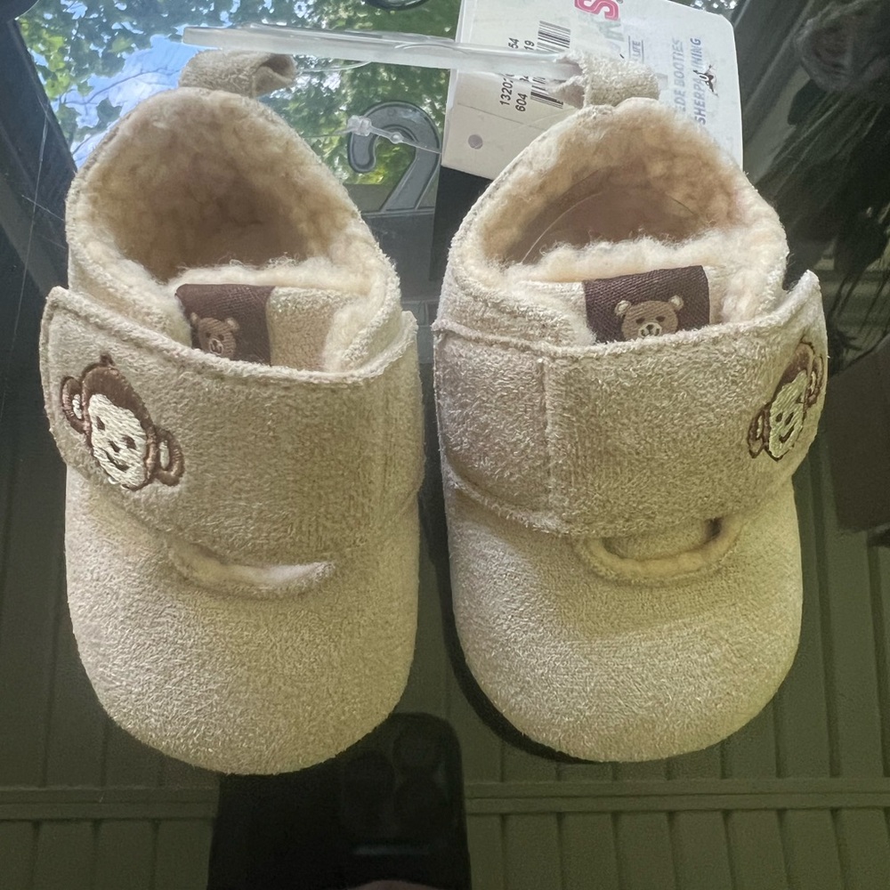 MUKLUKS NWT Infant/Newborn 0-6 Months Monkey Slippers